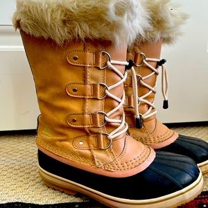 Sorel waterproof winter boots size US 6